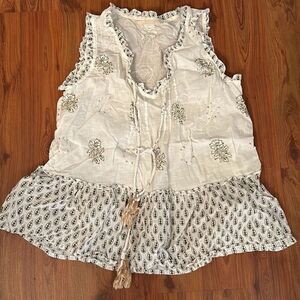 Lola Australia adorable white cotton sleeveless top with tassel size S